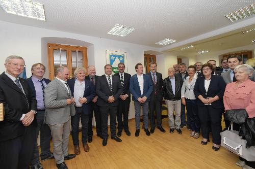 L'incontro a Caporetto (Slovenia) tra l'assessore regionale alle Autonomie locali e politiche comunitarie del Fvg, Pierpaolo Roberti, il ministro per lo Sviluppo e i progetti strategici della Slovenia Marko Bandelli, l'europarlamentare Alojz Peterle, e i sindaci dei 25 comuni della Regione Goriška e del Friuli Venezia Giulia interessati dal Cluster per la Cooperazione transfrontaliera